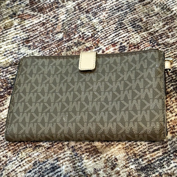 Michael Kors wallet - Picture 2 of 3